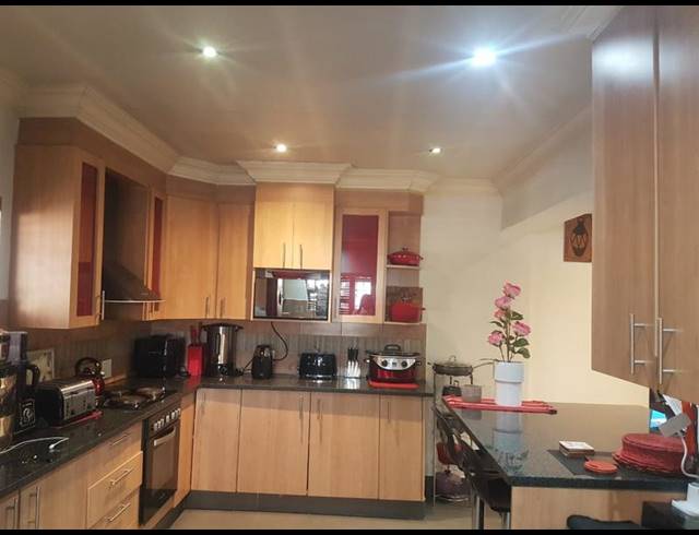 4 BEDROOM HOUSE FOR SALE IN OLIEVENHOUTBOSCH